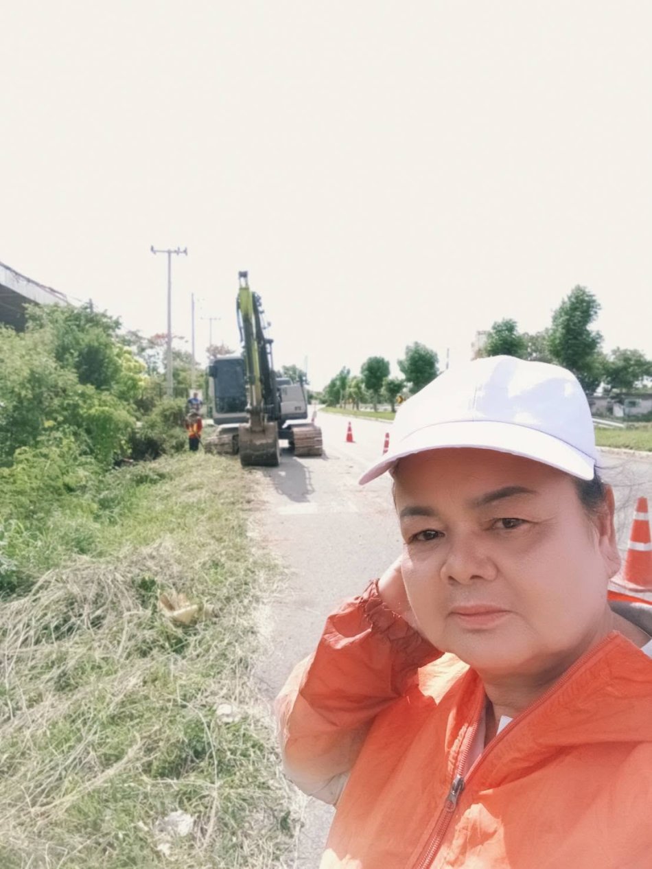 งานขุดลอกร่องระบายน้ำริมถนนทางหลวงหมายเลข 226