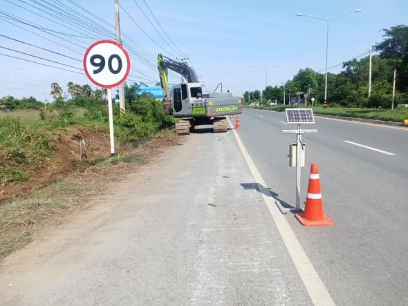 ขุดลอกและกำจัดวัชพืชร่องระบายน้ำริมถนนทางหลวง หมายเลข 226