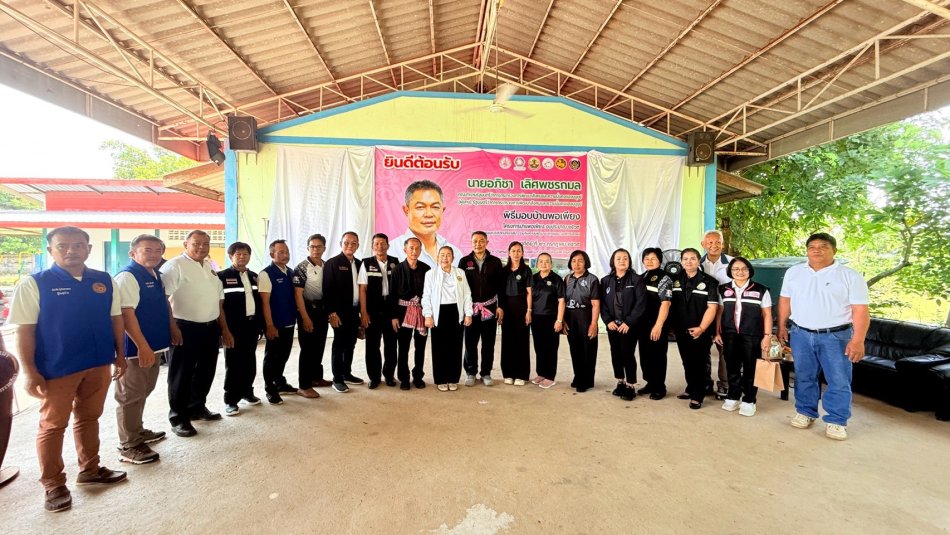 นางสาวพัฒน์นรี กุลรัตนาพันธ์ นายกองค์การบริหารส่วนตำบลพะเนา และคณะร่วมให้การต้อนรับนายอภิชา เลิศพชรกมล คณะทำงานรัฐมนตรีว่าการกระทรวงการพัฒนาสังคมและความมั่นคงของมนุษย์ ประธานในพิธีมอบบ้านพอเพียง โครงการบ้านพอเพียง ประจำปีงบประมาณ 2569 ซึ่งจัดโดยขบวนองค์กรชุมชนจังหวัดนครราชสีมา ร่วมกับสถาบันพัฒนาองค์กรชุมชน (องค์การมหาชน) โดยมี นายวัชรพล โตมรศักดิ์ ส.ส.นครราชสีมา เขต 5 นายเฮียหยู กฤตภาค เกตุศรีชัย ส.จ. นางกันตา ดีเติม พัฒนาสังคมและความมั่นคงของมนุษย์จังหวัดนครราชสีมา และผู้แทนหน่วยงานที่เกี่ยวข้องเข้าร่วม ณ  ศาลาหมู่ที่ 3  บ้านหนองสายไพร  ตำบลพะเนา  อำเภอเมือง  จังหวัดนครราชสีมา จังหวัดนครราชสีมา ซึ่งตำบลพะเนาได้รับการช่วยเหลือตามโครงการดังกล่าว จำนวน 5 หลั