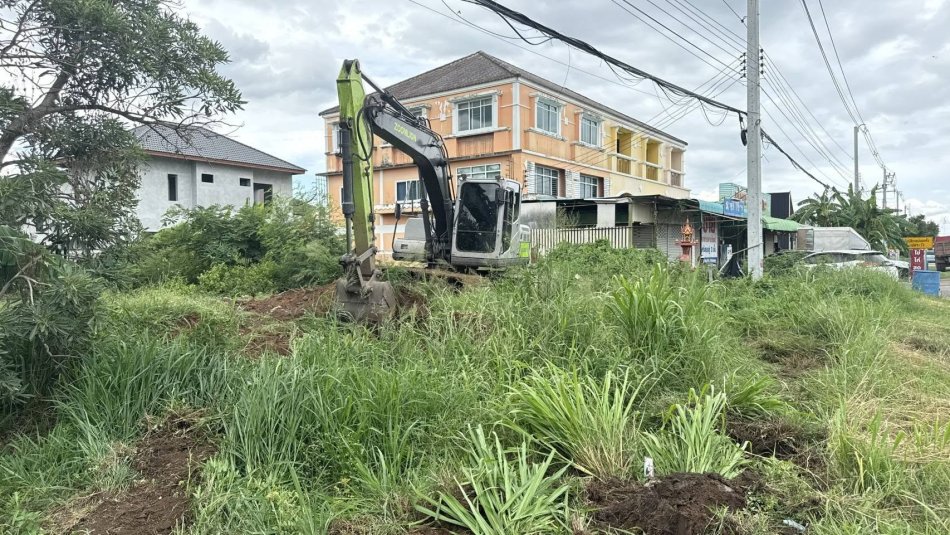 กำจัดวัชพืชร่องระบายน้ำริมถนนทางหลวงหมายเลข 226