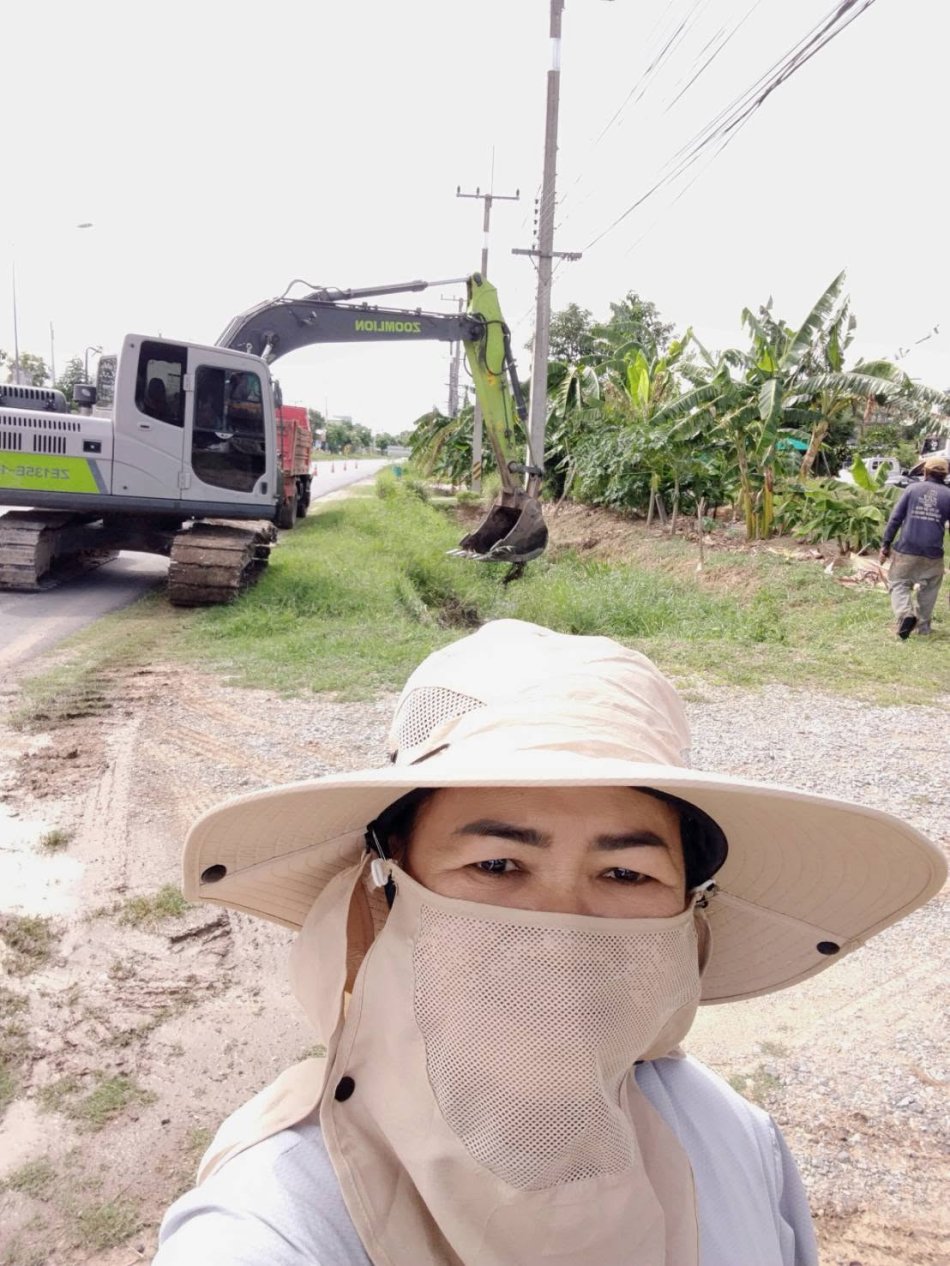 งานขุดลอกร่องระบายน้ำริมถนนทางหลวงหมายเลข 226